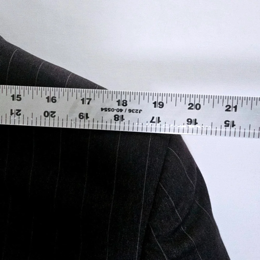 Jos A Bank Signature Collection Mens 39RG Charcoal Grey Pinstripe 100% Wool Suit